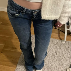 Lågmidjade mörkblå ltb jeans - Dessa lågmidjade ltb jeans är trendiga och fina nu till vinter och vår🥰Väldigt stretchiga, sköna i midjan och Knappt använda! Skriv direkt om ni är intresserade 💕