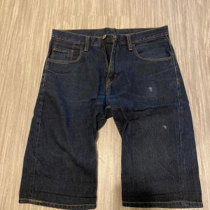 Mörkblå jeansshorts från H&M - Säljer ett par mörkblå jeansshorts från H&M. De har en klassisk femficksdesign och stängs med knapp och dragkedja. Perfekta för en avslappnad stil.