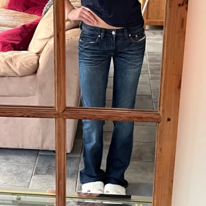 Diesel jeans  - Jätte fina utsvängda lowaist diesel jeans i mycket fint skick! De passar Xs-S och jagär 167 och de är lite långa! Kom privat för mått eller frågor🥰