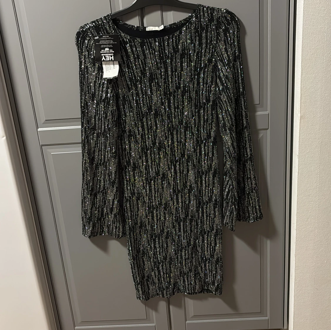 Svart glittrig klänning från NLY TREND