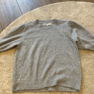 Grå tröja från ONLY - Säljer en stilren grå tröja från ONLY i storlek XS. Tröjan har korta ärmar och en rund halsringning. Perfekt för en avslappnad look.