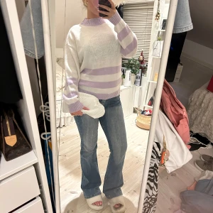 Stickad tröja  - Stickad tröja med fint ”broderi” i mitten, är lite nopprig och har en fläck på armen , vet inte om den går bort i tvätten eller inte ❤️