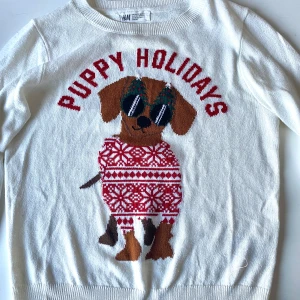 Vit tröja med gullig hund på ifrån H&M - Säljer en tunn vit tröja ifrån H&M med en gullig jul hund på
