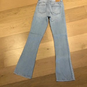 Ljusblå bootcut jeans - Snygga ljusblå bootcut jeans med klassisk femficksdesign. Om man föredrag lågmidjat är det bara att dra över en tröja eller sy ner🩷. De har en bekväm passform och är tillverkade i ett mjukt denimtyg.