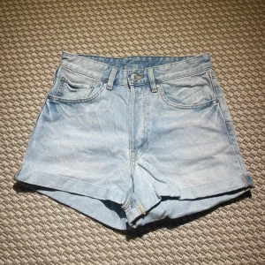 Ljusblå jeansshorts från Hm - Ljusblå jeansshorts från hm med hög midja. Bra skick.