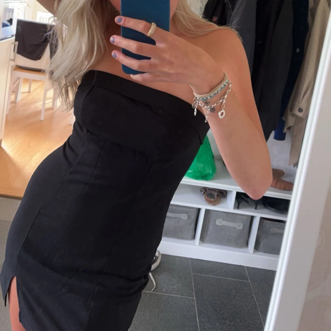 Svart axelbandslös klänning - 90