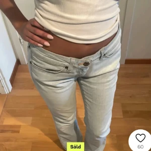 Ljusblå jeans från Wrangler - Säljer ett par ljusblå jeans från Wrangler för att de är förstora för mig tyvärr💘 de är i storlek w28 L30, inte mina bilder skriv för fler💝💝