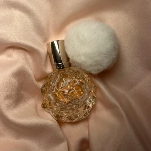 Ari by Ariana Grande parfym - Säljer denna trevliga parfym som tyvärr inte kommer till användning pga. doften inte passar mig. Har använt ~5 ggr så den är inte helt full! Luktar gott och sött 💞 