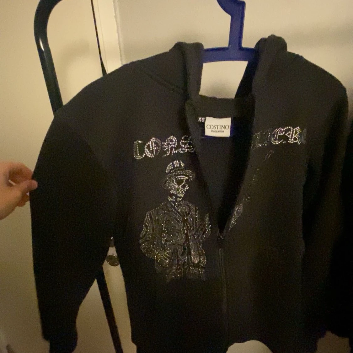 Svart hoodie från Costino