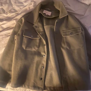 Grön overshirt - Skit snygg jacka/overshirt!!! Säljs då den är lite för kort i armarna på mig, jag skulle säga att den sitter som en  xxs