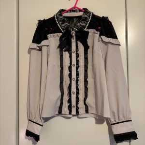 Liz Lisa jirai kei blus - RESERVERAD Blus från Liz Lisa. Perfekt för jirai kei! Nyskick och sparsamt använd. One size, föreslår till en person som bär xs-s