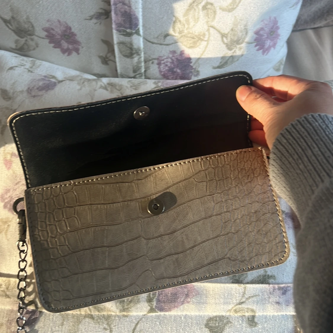 Beige axelväska med krokodilmönster  - 1