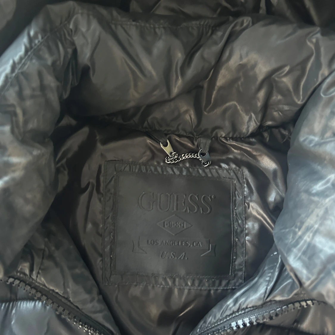 Svart dunjacka från Guess - 1