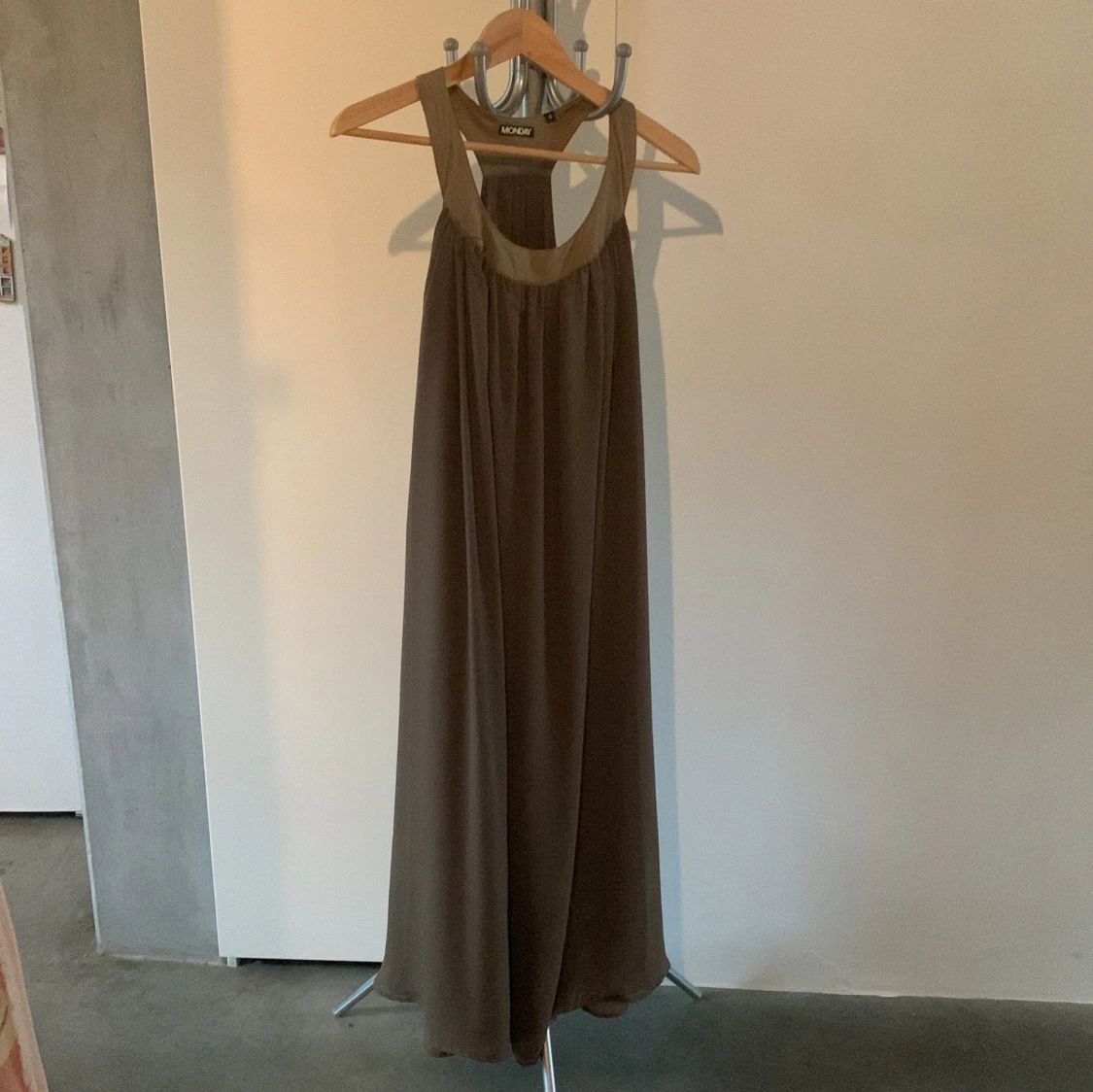 Brun långklänning från Monday