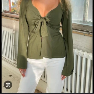 Olivgrön topp från Design by Si - Säljer en olivgrön topp från design by si! Jätte fin färg och är i storlek M/L. Säljer den för den är lite för stor och har bara använt den ett par gånger. Tröjan är inte sliten och har inga fläckar! Säljare den för 300kr