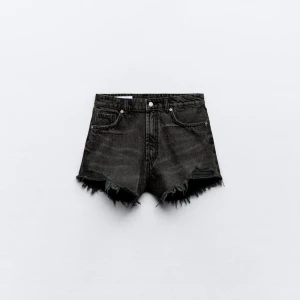  jeansshorts - Snygga svarta jeansshorts med fransiga kanter. Säljer för att dom har blivit för små. Skriv om ni vill ha fler bilder eller om ni har nåra frågor