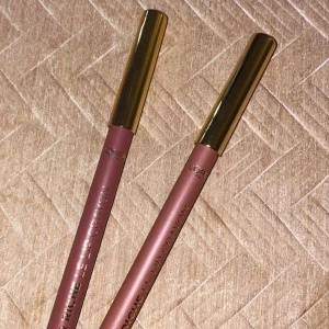 Nya Läppennor från L'Oréal - Två läppennor från L'Oréal i nyanser av rosa och nude. De har en elegant design med guldfärgade lock och är perfekta för att definiera och fylla i läpparna med precision. båda för 100