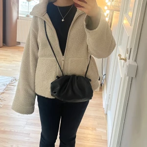 Beige teddyjacka med dragkedja - Super snygg jacka som även kan användas som tröja. Kommer inte till användning därav säljer jag🥰helt slutsåld på hms hemsida. Storleken är m men den är liten i storleken så skulle säga mer xs/s