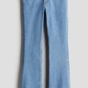 Blå bootcut jeans - Snygga blå bootcut jeans med klassisk design. Perfekta för en avslappnad stil. De har en bekväm passform och är tillverkade i jeansmaterial.
