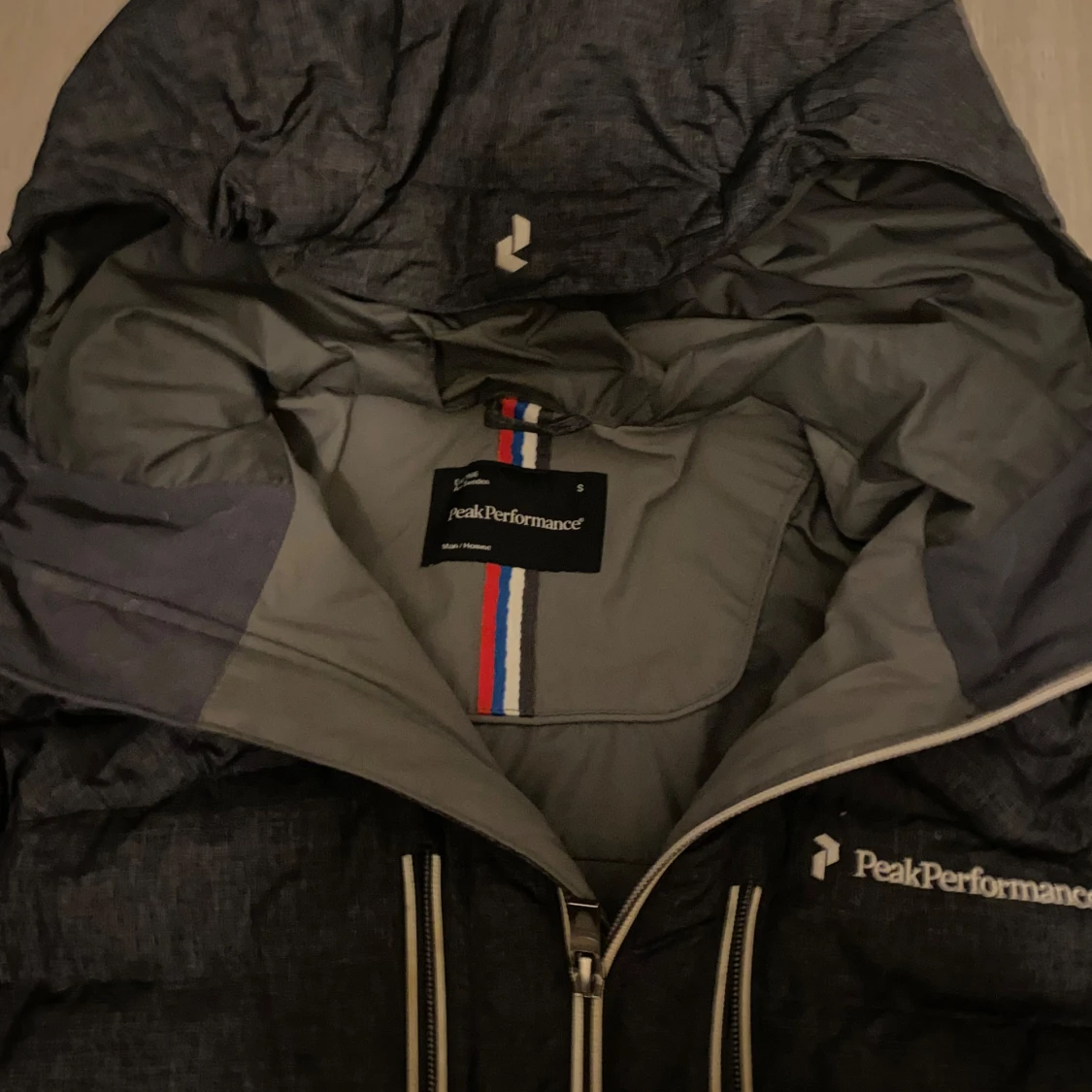 Svart dunjacka från Peak Performance - 1