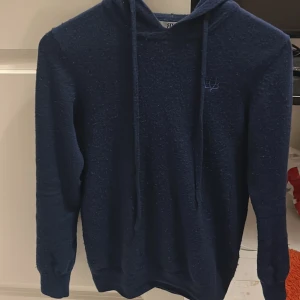Mörkblå hoodie från Bvaldi - Köpt på bvaldi äfferen i Helsingborg, Köpt för 1199! Bra skick, bara att merinoullet har gått upp lite där nere som de flesta Kashmir tröjorna gör efter ett tag. Kan diskutera pris. Säljer en snygg mörkblå hoodie från Bvaldi i en mjuk blandning av merinoull och kashmir. Tröjan har en broderad logga på bröstet och justerbar huva med dragsko. Perfekt för kyliga dagar! För några andra frågor så är det bara att skriva! 