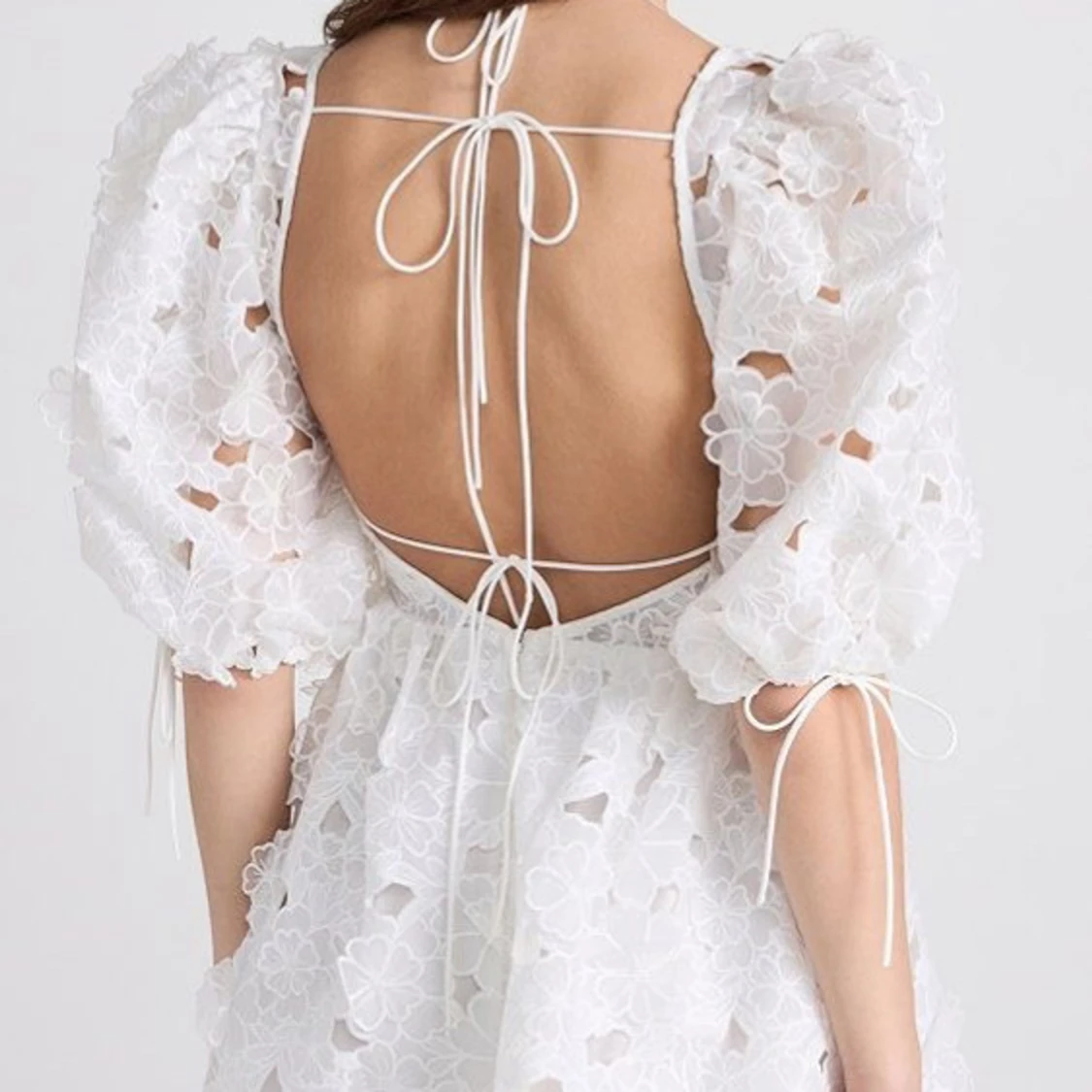 Vit klänning med öppen rygg - 2