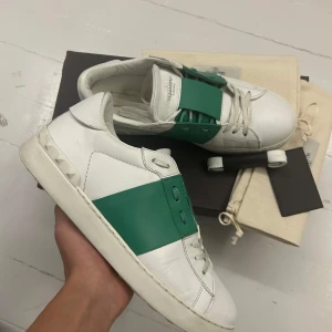 Valentino open - Ett par fina valentino open i storlek 40! Og all vilket betyder att påsar, box och extra snören medföljer! 