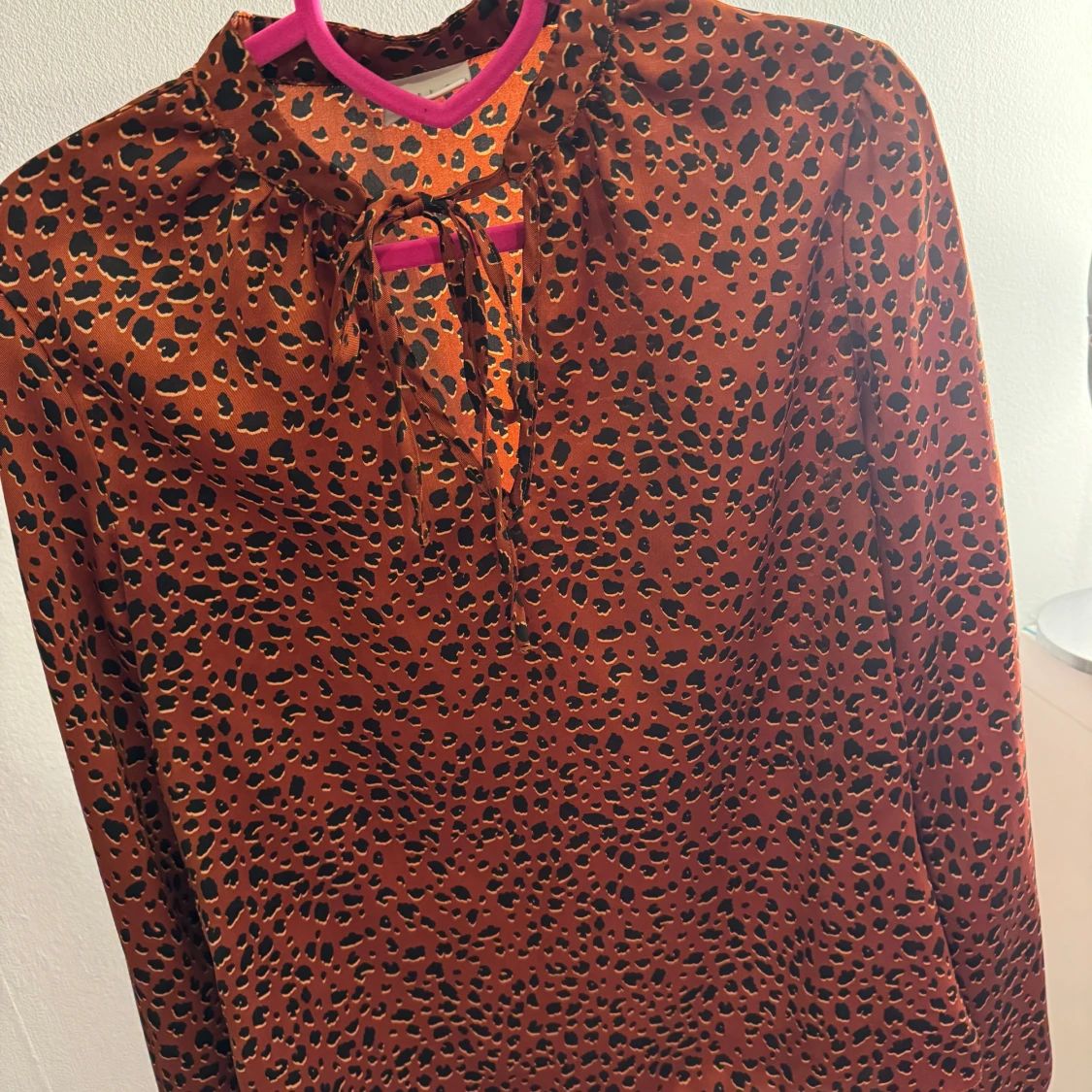 Elegant blus från Vila - 1