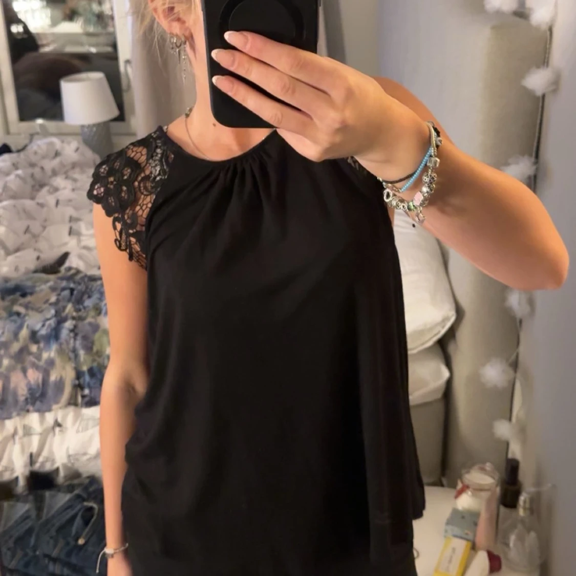 Svart ärmlös topp med spets