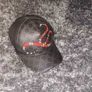 Gucci keps King snake (äkta) - Hej säljer min Gucci keps för ja inte andvänder den längre fick den av min morfar så har ingen box eller kvitto men den är äkta han har varit rädd om den de har jag med skulle säga ny skick 😁pris går o diskutera 