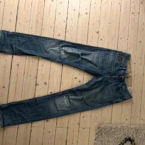 Jack & Jones - Tvär feta jack & jones jeans med lite slitage!