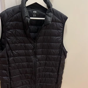 Uniqlo vest  - En svart Uniqlo vest storlek M