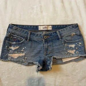 Snygga hollister shorts - Säljer dessa jättesnygga hollister shortsen med paljetter! Midjemåttet är 39cm!🤍