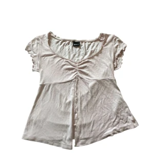 Rosa topp - Super söt rosa topp från Gina tricot i stolen s! Säljer för att den inte kommit till användning och därför är den i nyskick! 💕💕 toppen har små spets detaljer sig