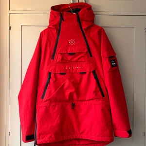 Röd skidjacka från Dope - Snygg röd snowboard/skid jacka från Dope med justerbar huva och flera praktiska fickor. Jackan har en stilren design med svarta dragkedjor och en broderad logga på bröstet. Stolek:S Endast använd 1 vecka