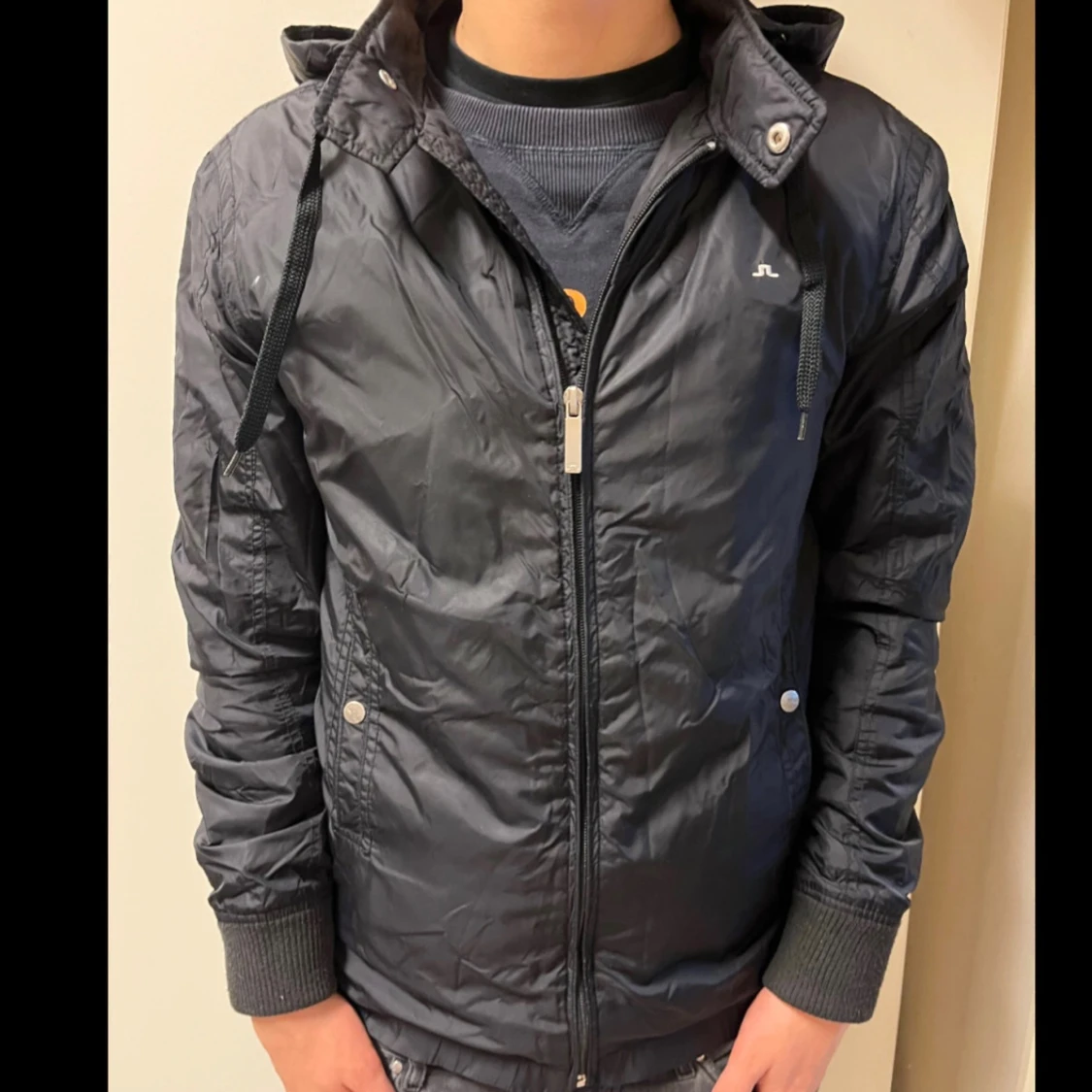 Svart vindjacka från JLINDEBERG 