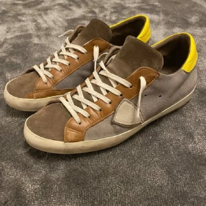 Philippe model skor  - Säljer ni dessa Philippe model skor i storlek 43! Skorna är i bra skick, med fin mocha🌟Dustbags ingår vid köp! Vid fler frågor eller bilder hör gärna av er⭐️