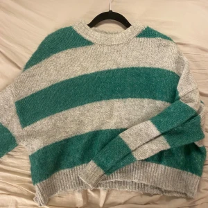 Stickad tröja från Pull&Bear - Säljer denna stickade grågröna tröjan från Pull&Bear i storlek M. Superfint skick och väldigt skön🌟. Köparen står för frakt💓🌟