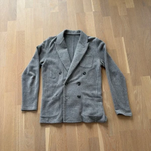 John Henric stickad kavaj XS - Stickad dubbelknäppt kavaj från John Henric i mycket fint skick. Storlek XS. Nypris 1300 kr