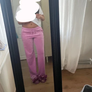 Mjukis byxor  - Säljer ett par juicy byxor med fickor i en härlig rosa färg som va limited edition/ säljs inte längre. Har används några gånger och kommer inte till användning längre, pris kan diskuteras!