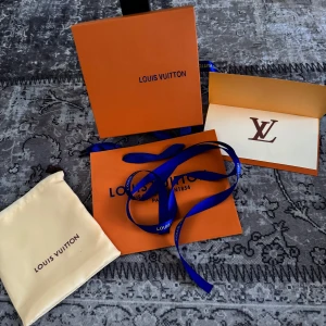 Svart bälte från Louis Vuitton - Säljer ett stilrent svart bälte från Louis Vuitton. Bältet har en elegant design med en diskret LV-logotyp på spännet. Perfekt för att ge en lyxig touch till din outfit. Kommer med originalförpackning och påse. Via intresse skriv till mig så skickar jag mer bilder