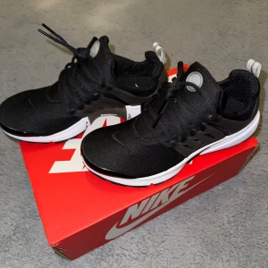 Nike presto strlk 40 - Helt nya och helt oanvända nike prestos, säljer dem eftersom att dem är för småa för mig. Anledningen till varför jag säljer de dyrt är för att man inte kan hitta dessa skor någonstans längre. Pris kan diskuteras!