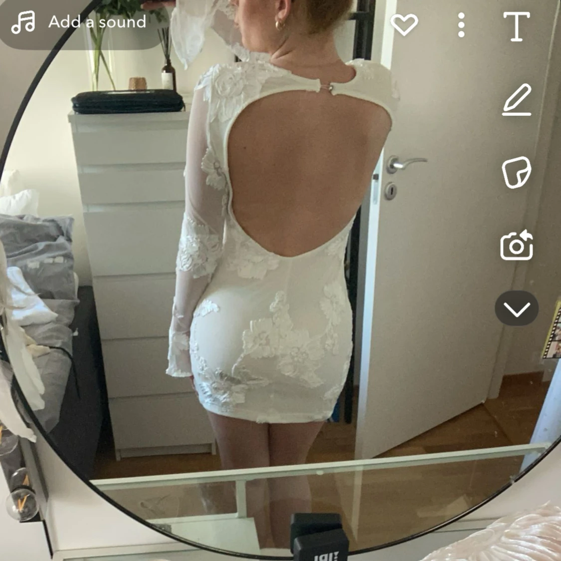 Vit studentklänning med öppen rygg