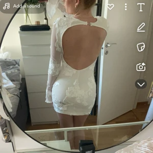 Vit studentklänning med öppen rygg - Säljer min studentklänning som endast är använd under studenten . Klänningen har ett vackert blommigt mönster och volangdetaljer vid ärmsluten. Öppen i ryggen som ni ser på första bilden!!🩷🩷 Det är storlek S men skulle säga den är ganska stor så att en som vanligtvis har M borde passa. Jag är 168🫶🏼