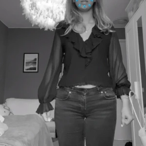 Svart blus Zara - Säljer en sjukt snygg blus från Zara i svart färg