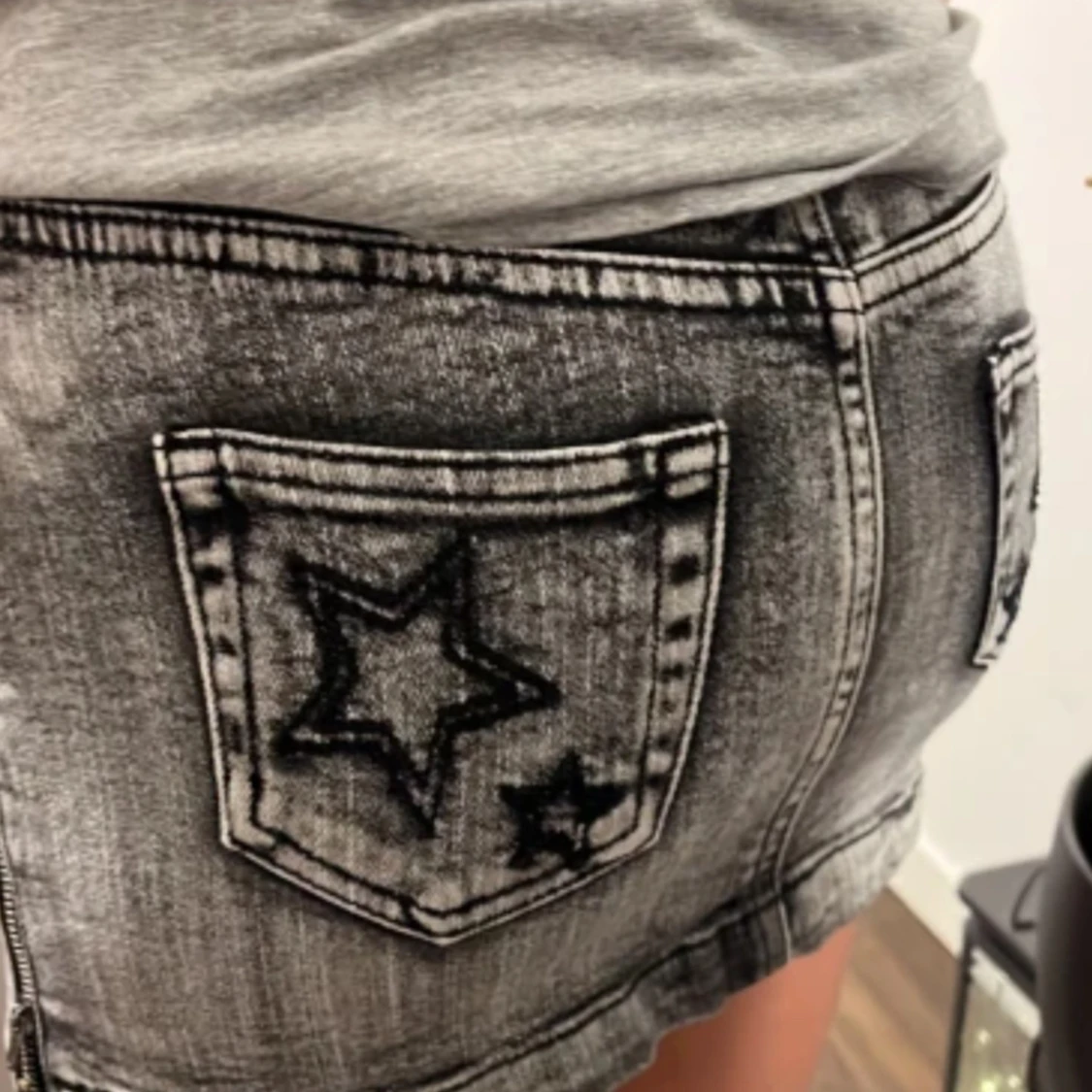 Grå jeanskjol med stjärndetaljer - 1