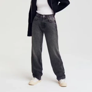 Grå jeans - 90s petite high waist jeans från Gina tricot. Använd få gånger.                                                                            Skriv för fler bilder🌸