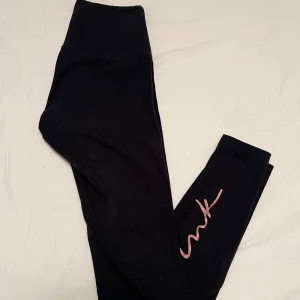 Svarta leggings från Victoria's Secret PINK - Snygga svarta leggings från Victoria's Secret PINK med rosa textdetalj på benet. 