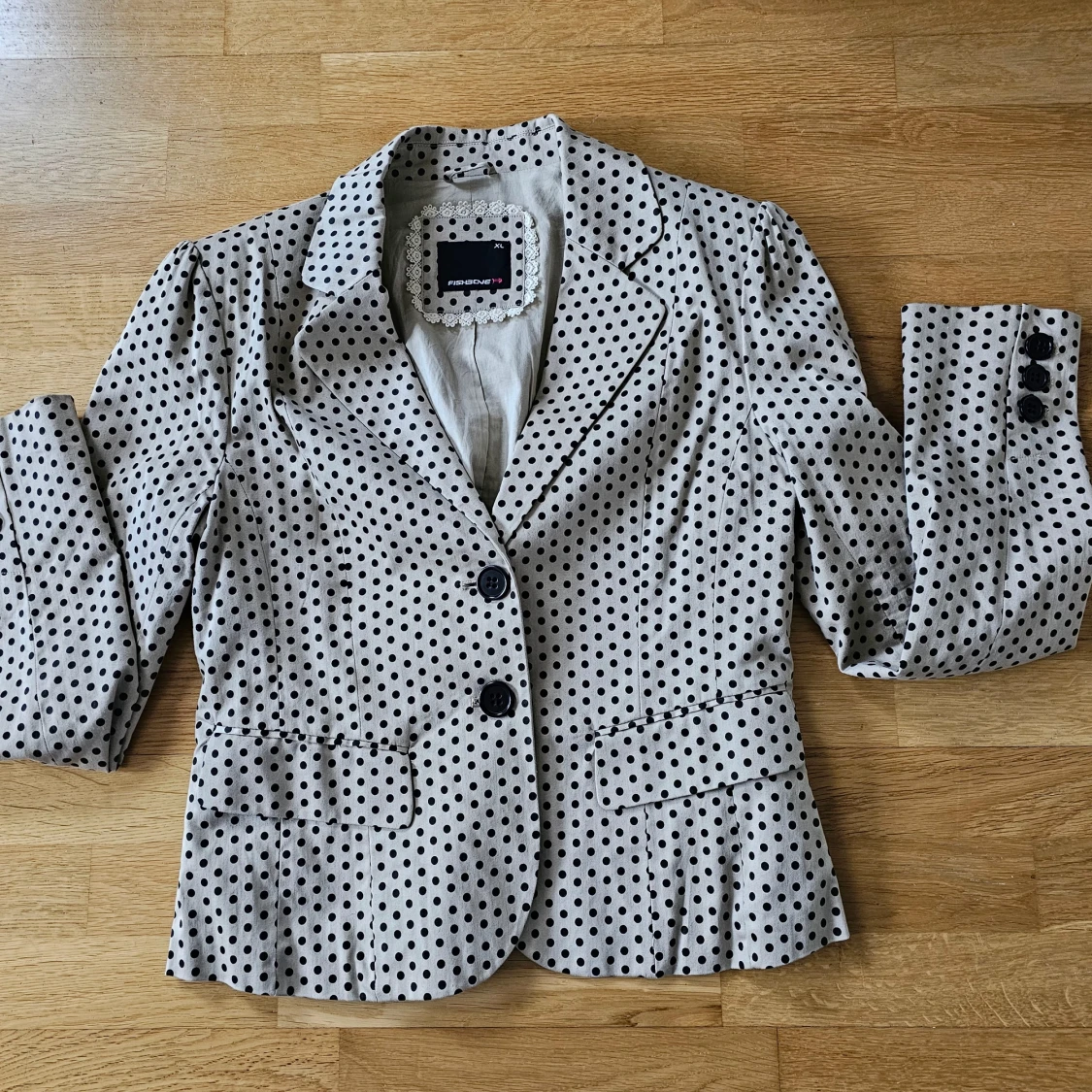 Prickig kavaj från Fishbone