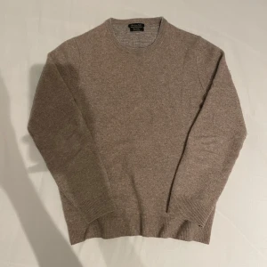 Beige Kashmirtröja från Massimo Dutti - Skitsnygg Kashmir tröja från Massimo dutti, storlek L i barn så de skulle passa någon runt 160cm. Nypris 1999kr, vårt pris 699kr. Materialet är superskönt och den sitter jättebra på kroppen, samt kragen sitter tajt och as clean. Inga synliga defekter, pytteliten slitning bak vid ärmen men de märks inte alls när man har på sig den! Se måtten nedan.                                                     Armhåla till kant 42cm. Axel till kant 53cm. Bredd på kropp 45cm. Axeln topp till botten 48cm.